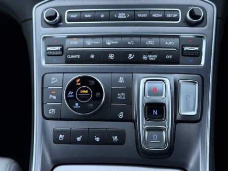 2024 Hyundai Santa Fe 1.6 PHEV 4WD Premium 7 Seater €50,950 thumbnail