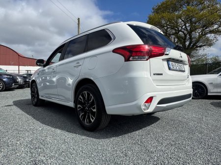 2018 Mitsubishi Outlander - view 4