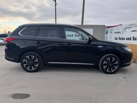 2016 Mitsubishi Outlander - thumbnail 4