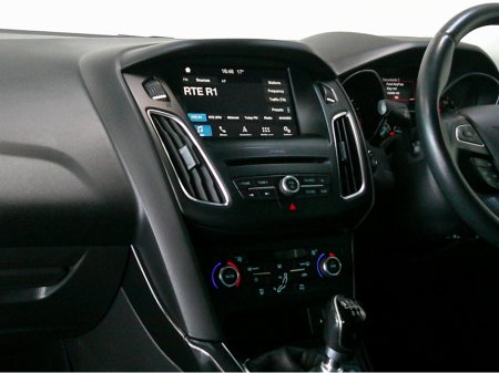 2017 Ford Focus - thumbnail 16