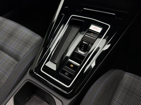 2025 Volkswagen Golf GTE 1.5 PHEV 272HP DSG *PAN ROOF* €47,990 thumbnail