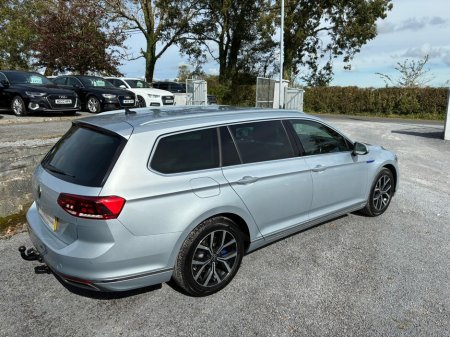 2022 Volkswagen Passat - view 2