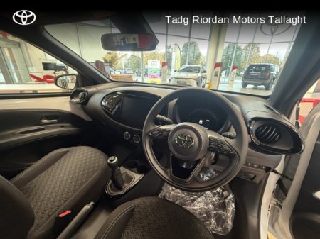 2025 Toyota Aygo X DESIGN (WHITE) * SHOWROOM PRE REG MODEL* NO MILEAGE * €22,950 thumbnail
