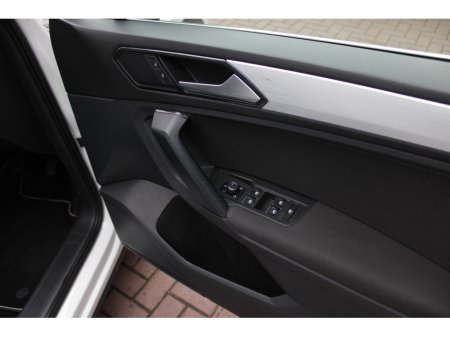 2017 Volkswagen Tiguan - thumbnail 10