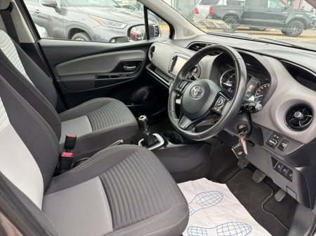 2018 Toyota Yaris - thumbnail 9