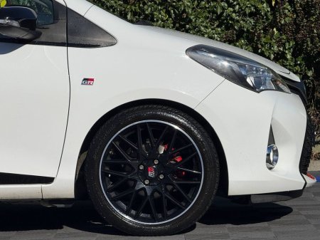 2015 Toyota Yaris - thumbnail 9