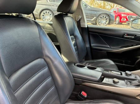 2016 Lexus IS 300 h - thumbnail 16