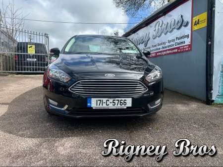 2017 Ford Focus - thumbnail 2