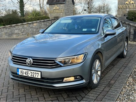2015 Volkswagen Passat - view 4