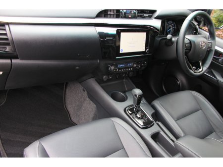 2025 Toyota Hilux Invincible X * Roll cover and bars inc €66,358 thumbnail