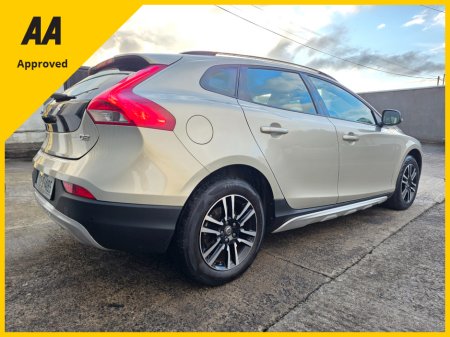 2017 Volvo V40 CROSS * ONLY 49K MILES * D2 2.0 DIESEL * €16,995 thumbnail
