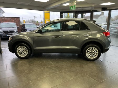 2022 Volkswagen T-Roc DESIGN SPORT 1.0 TSI 110HP €19,900 thumbnail