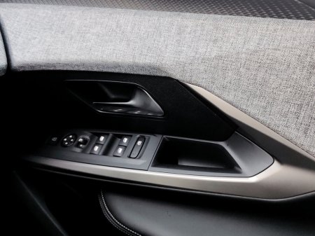 2025 Peugeot 3008 1.2 MHEV PureTech 136bhp eDCS6 Allure €40,950 thumbnail