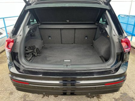 2018 Volkswagen Tiguan R-LINE 4MOTION BLACK EDITION 2.0 TDI // FULL SERVICE HISTORY // LEATHER HEATED SEATS // 360 PARKING CAMERAS €29,900 thumbnail