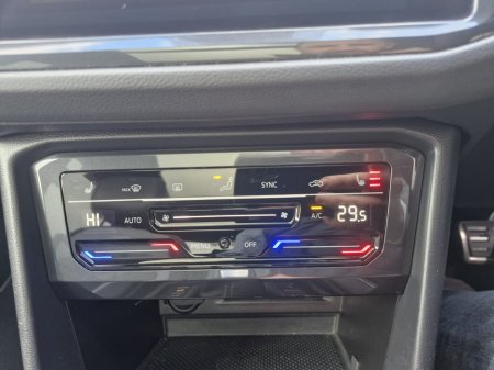 2022 Volkswagen Tiguan R-LINE 2.0 TDI D7F 150HP 5DR AU €41,950 thumbnail