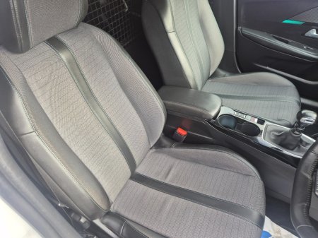 2023 Peugeot 208 - thumbnail 9