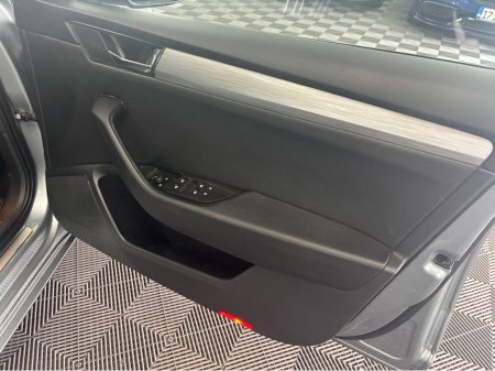 2020 Skoda Superb - thumbnail 6