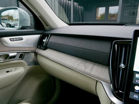 2025 Volvo XC90 T8 PHEV AWD Ultra Bright thumbnail