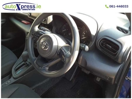 2023 Toyota Yaris - thumbnail 2