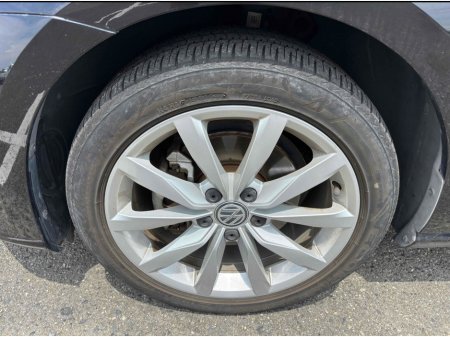 2018 Volkswagen Golf COMFORTLINE 1.2 AUTOMATIC * REAR VIEW CAMERA, AUTO LIGHTS, ADAPTIVE CRUISE CONTROL, POWERED FOLDING HEATED MIRRORS, LUMBAR SUPPORT, 2 KEYS, TOUCH SCREEN RADIO, MULTIFUNCTION STEERING WHEEL* €18,950