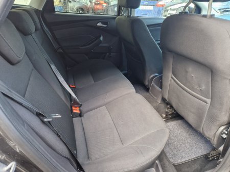 2016 Ford Focus - thumbnail 16