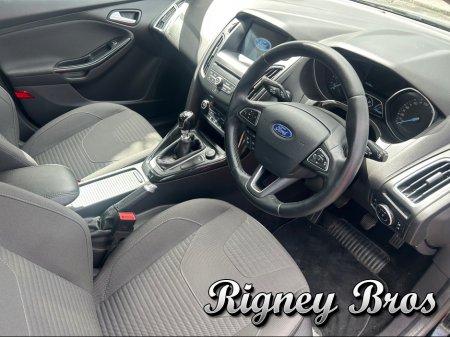 2017 Ford Focus - thumbnail 6