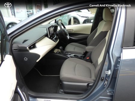 2022 Toyota Corolla Hybrid Luna Sport Saloon €27,950 thumbnail