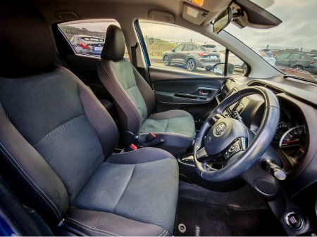 2017 Toyota Yaris - thumbnail 8