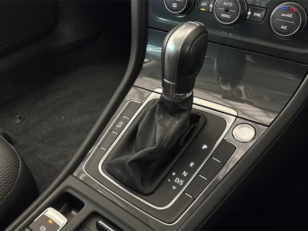 2019 Volkswagen Golf COMFORTLINE**TOUCHSCREEN MEDIA**APPLE CAR PLAY**REVERSE CAMERA**PARKING SENSORS**MULTIFUNCTIONAL STEERING WHEEL**CRUSIE CONTROL**DUAL CLIMATE**CLOTH SEATS**ELECTRIC WINDOWS**AIRCONDITIONING**ISOFIX** €19,495 thumbnail