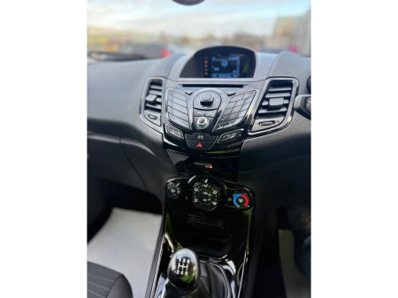 2013 Ford Fiesta ZETEC - 1.2 - LOW MILES - FULL SERVICE HISTORY €7,995 thumbnail