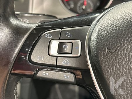 2017 Volkswagen Golf 1.2 TSI COMFORT LINE ESTATE - FACTORY ALLOYS - PADDLE SHIFT - CRUISE CONTROL - REAR CAMERA €14,450 thumbnail