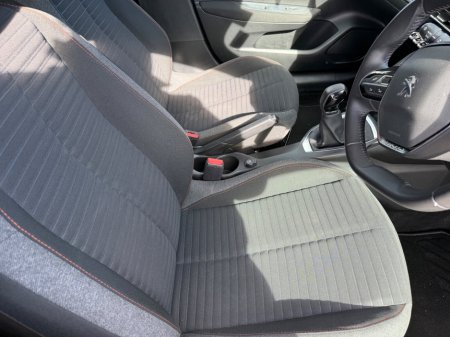 2023 Peugeot 208 - thumbnail 8