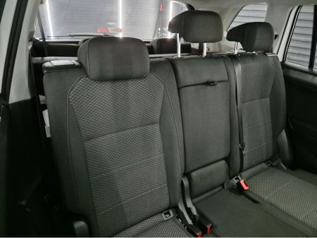 2018 Volkswagen Tiguan CL 2.0 TDI MANUAL 6SPEED FWD 150HP 5DR €19,950 thumbnail