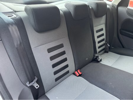 2010 Ford Focus - thumbnail 12