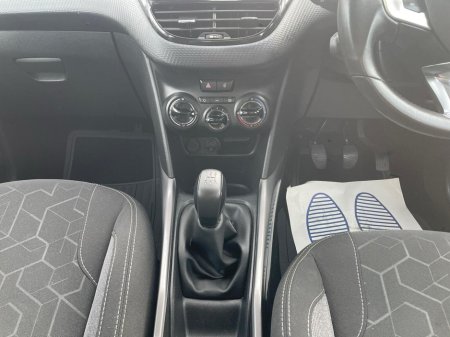 2017 Peugeot 2008 - thumbnail 15