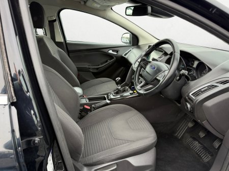 2017 Ford Focus - thumbnail 5