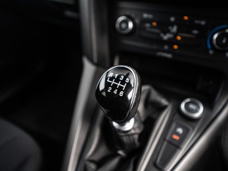 2015 Ford Focus - thumbnail 23