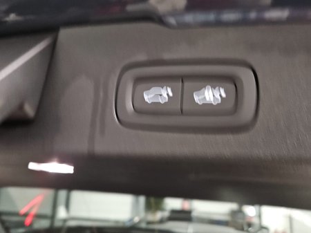 2022 Volvo V60 PHEV T8 (455hp) Ultimate Dark AWD €27,950 thumbnail