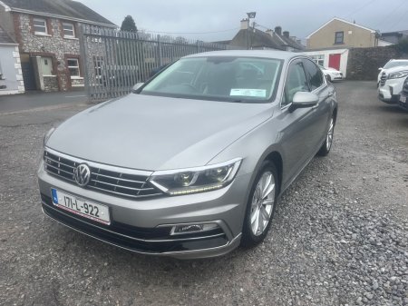 2017 Volkswagen Passat - view 2