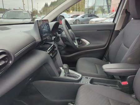 2025 Toyota Yaris Cross - thumbnail 6