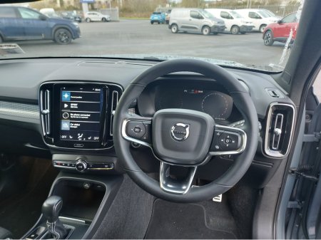 2023 Volvo XC40 T2 P R-DESIGN MAN 5DR €39,950 thumbnail