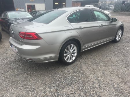 2017 Volkswagen Passat - view 4