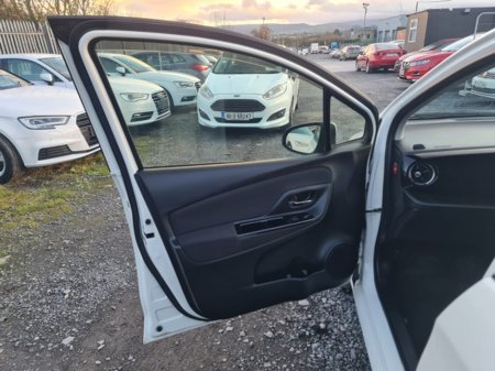 2019 Toyota Vitz - thumbnail 12