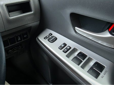 2013 Toyota Prius Alpha - thumbnail 15