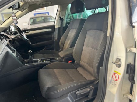 2017 Volkswagen Passat CL 1.6 TDI MANUAL 6SPEED FWD 120HP 4DR €11,950 thumbnail