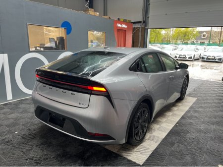 2025 Toyota Prius - thumbnail 2