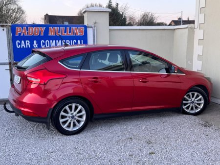 2017 Ford Focus - thumbnail 4