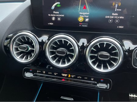 2024 Mercedes-Benz EQA 300 AMG LINE 4MATIC €34,950 thumbnail