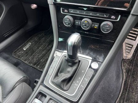 2020 Volkswagen Golf HIGHLINE 2.0 TDI // LEATHER HEATED SEATS // DIGITAL CLUSTER // LANE ASSIST €23,900 thumbnail