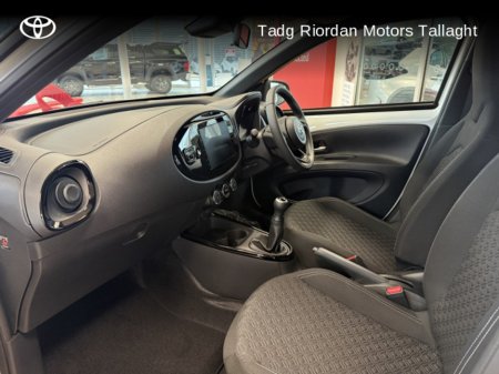 2025 Toyota Aygo X DESIGN (WHITE) * SHOWROOM PRE REG MODEL* NO MILEAGE * €22,950 thumbnail